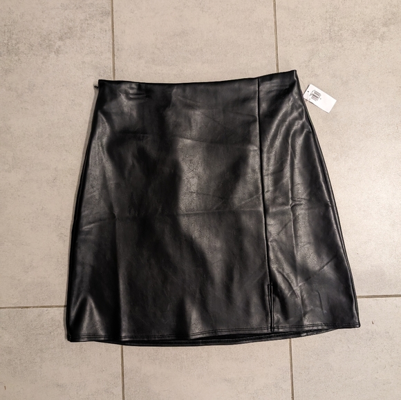 Old Navy High-Waisted Mini Skirt in Black Faux Leather - Picture 3 of 4